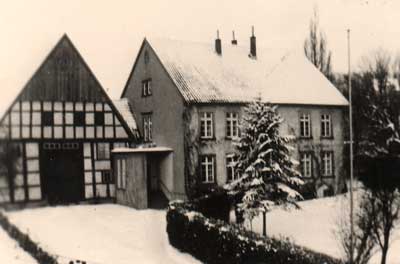 Altes Pfarrhaus mit Pfarrscheune im Winter